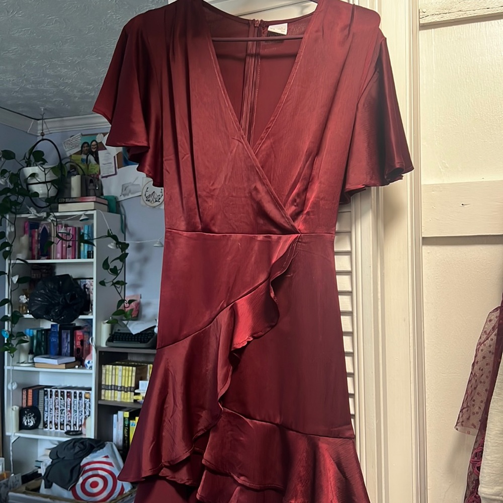 Selfie Leslie maroon mini dress